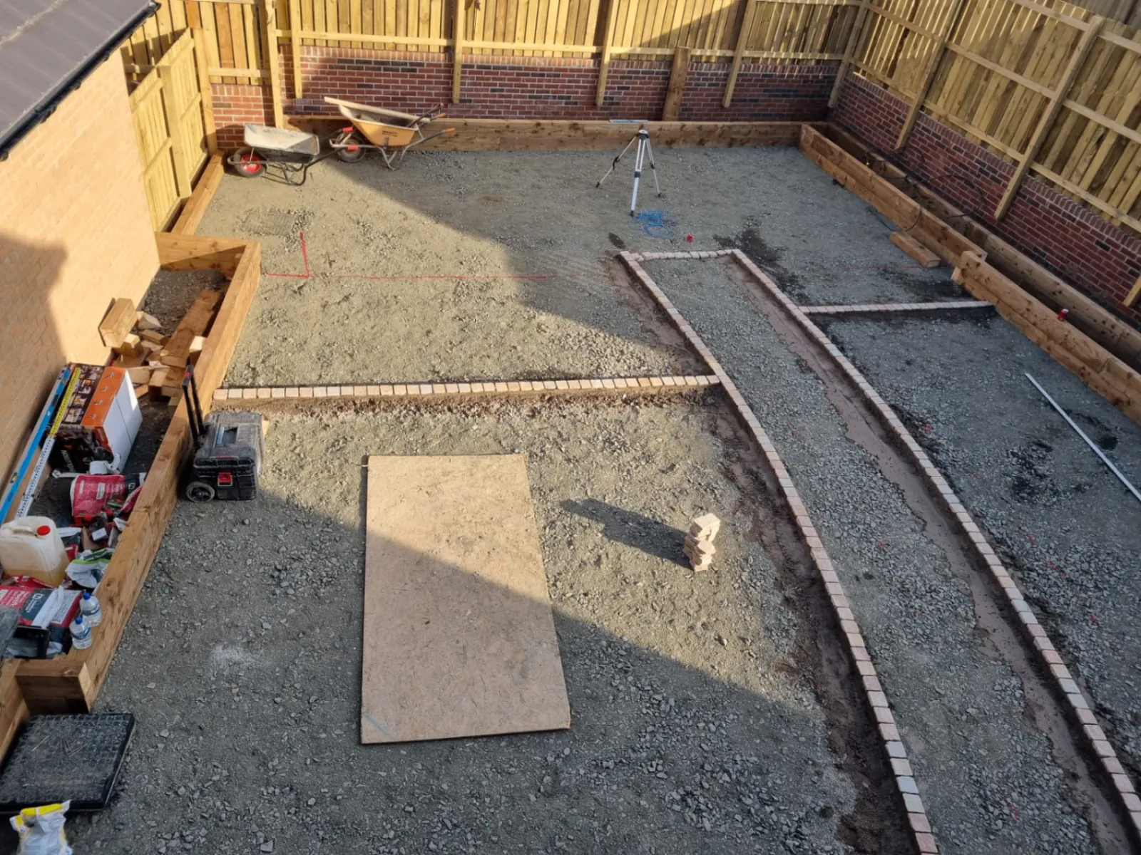 Base and edging set-out